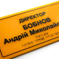 Крупний план іменної таблички «Директор» зі шрифтом Брайля, жовтий акрил і рельєфний чорний текст - Photo #2