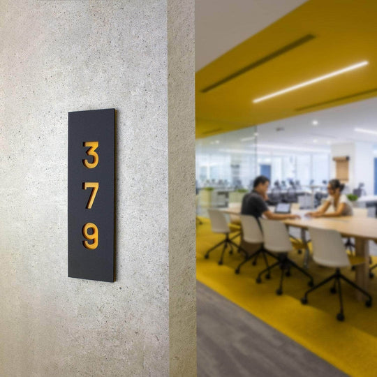 Акриловая вертикальная табличка с номером кабинета