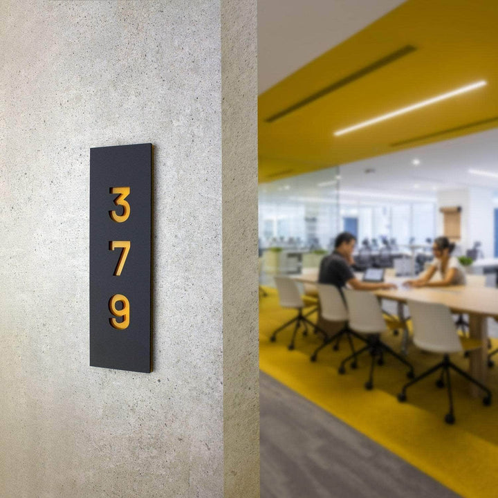 Акриловая вертикальная табличка с номером кабинета