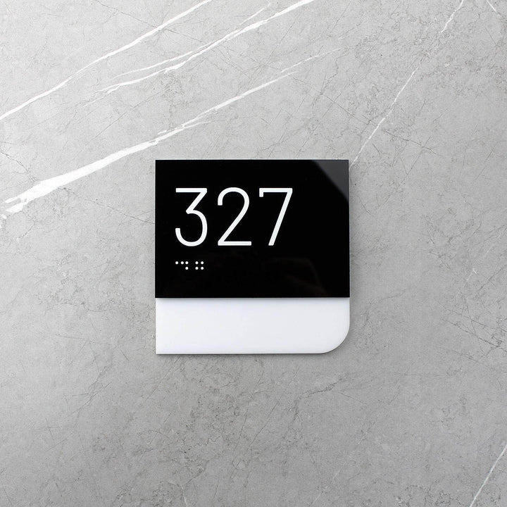 Акриловая табличка с номером кабинета со шрифтом Брайля